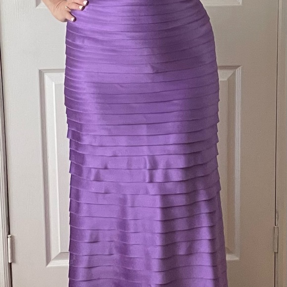 Tadashi Evening gown, strapless with puddle train. - Picture 5 of 8